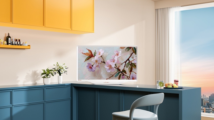 Stylová Déco TV Hisense v moderní kuchyni s obrazem květin v galerijním režimu.