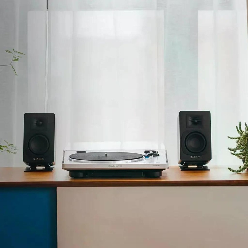 Minimalistické zátiší gramofonu a reproduktorů Audio-Technica AT-SP3X