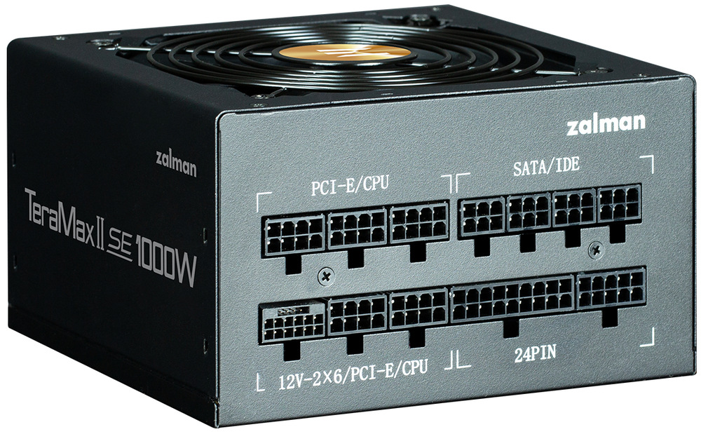 Zdroj Zalman TeraMax II SE 1000W (ZM1000-TMX2SE) černý Na obrázku je napájecí zdroj Zalman TeraMax II SE 1000W zachycený šikmo zepředu. V horní části je vidět ventilátor s kruhovou ochrannou mřížkou a na čelní straně panel modulární kabeláže s popisy pro PCI-E/CPU, SATA/IDE, 12V-2x6 a 24PIN. Na levém boku je nápis TeraMax II SE 1000W. Fotografie ukazuje technický detail zdroje určeného pro výkonné počítačové sestavy.