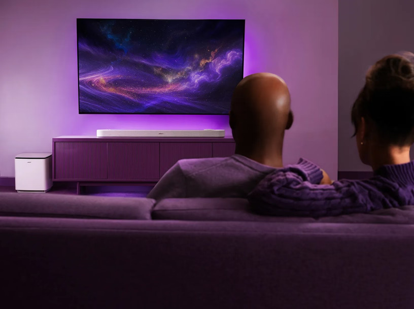 Pár sledující film se soundbarem a subwooferem Bose Bass Module v domácím kině.