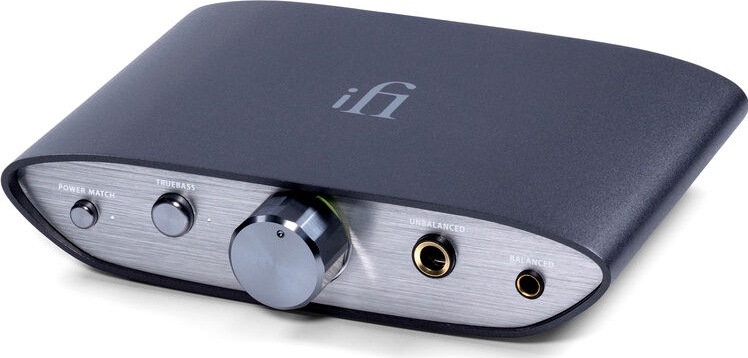 Čelní pohled na iFi ZEN DAC V2 s ovladačem hlasitosti, funkcemi PowerMatch a TrueBass a dvěma sluchátkovými výstupy.