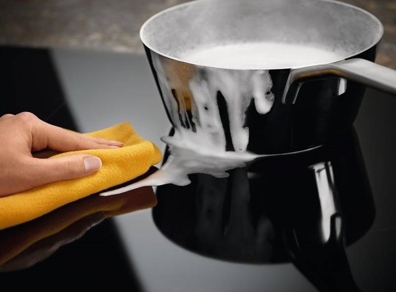 Indukční varná deska Electrolux EIS82449 černá