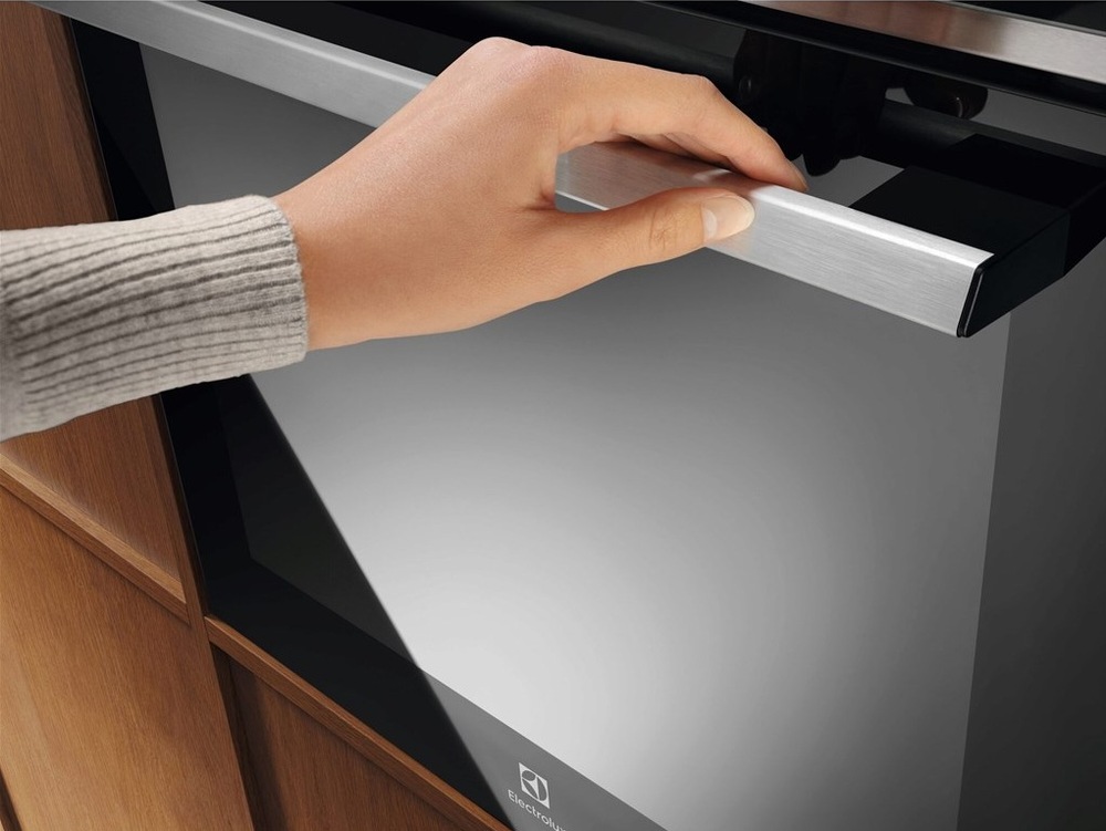 Trouba Electrolux série 800 EOB8S38X černá/nerez Madlo s nerezovým povrchem a skleněná dvířka trouby Electrolux