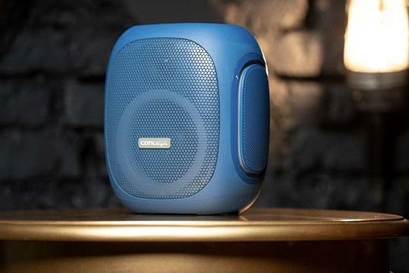 Modrý reproduktor Concept SoundJoy BR5037 umístěný na stolku během domácího poslechu