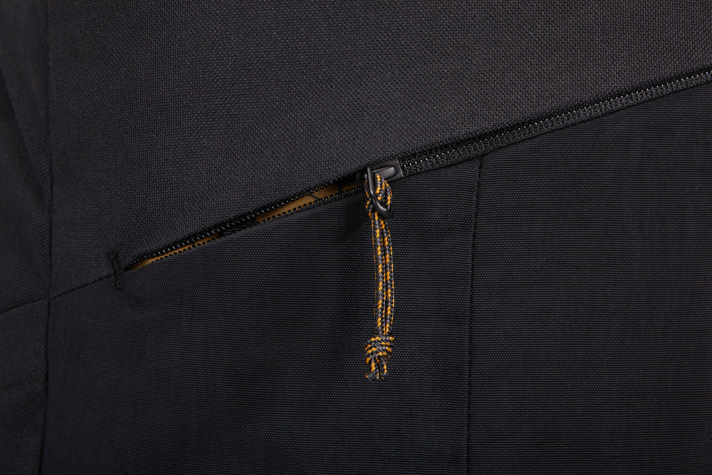 Detail batohu THULE Exeo 28 l - černý odkazující na odolnost materiálnu a kvalitu.