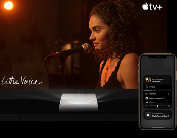 Laser TV Samsung SP-LSP9T promítá zpěvačku, přes obraz je mobilní telefon iPhone s aplikací AirPlay 2