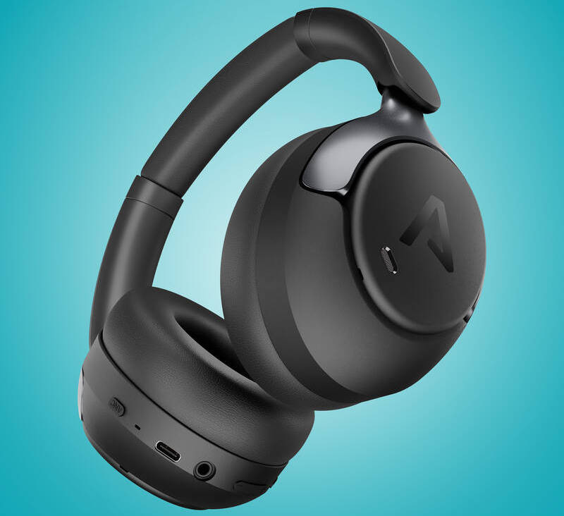 Sluchátka LAMAX HighComfort2 ANC černá Detailní snímek černých sluchátek LAMAX HighComfort2 ANC s viditelným USB-C portem a ovládacími tlačítky