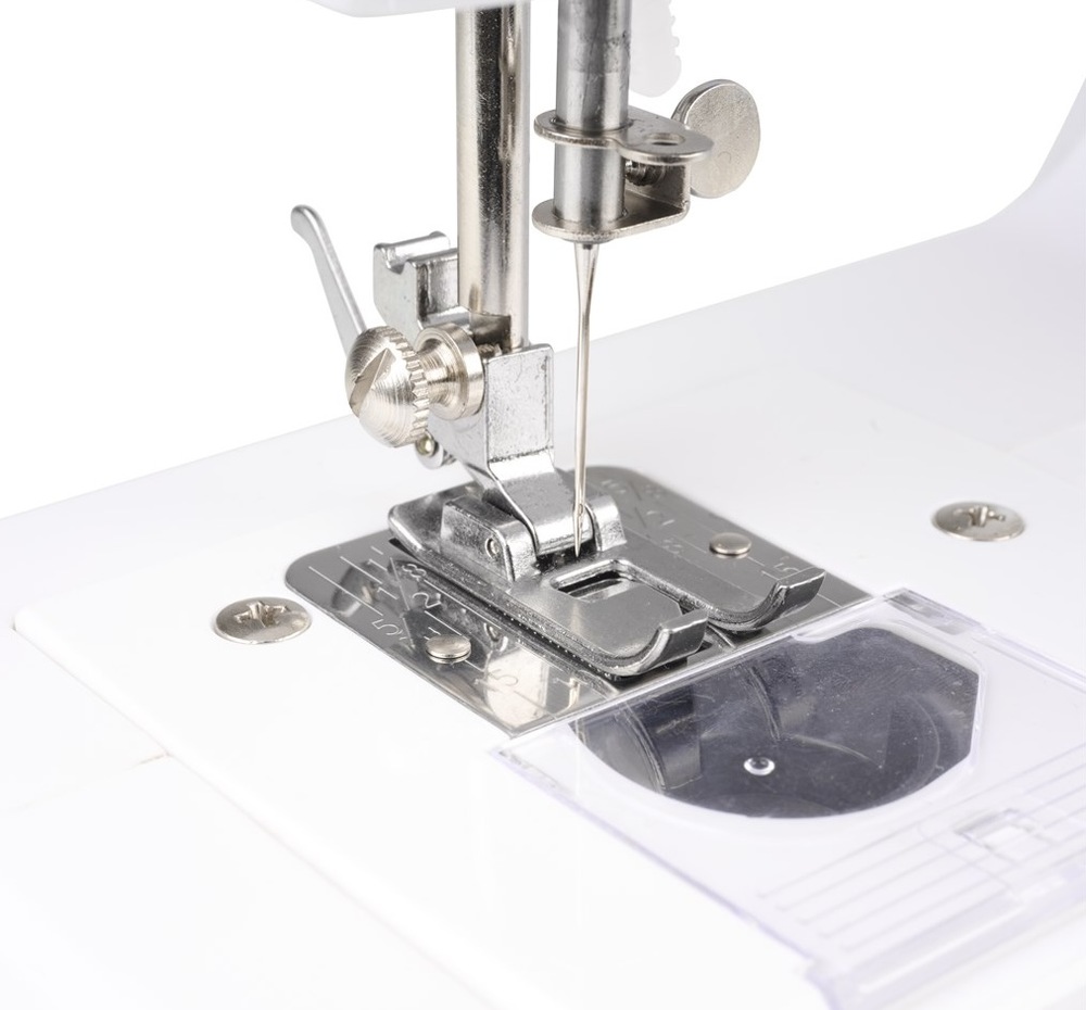 Šicí stroj Tristar SM-6003 bílý Detailní pohled na patku šicího stroje