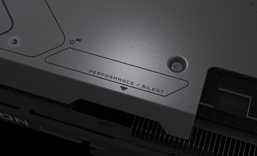 Grafická karta GIGABYTE Radeon RX 9070 XT GAMING 16G černá Detail přepínače Performance/Silent BIOS na grafické kartě GIGABYTE Radeon RX 9070 XT