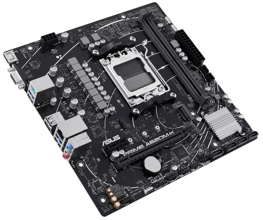 Základní deska Asus PRIME A620M-K Snímek desky šikmo shora. Vidíme všechny detaily desky - sloty pro paměti, procesor. Vidíme i chladič a porty pro připojení externích zařízení.
