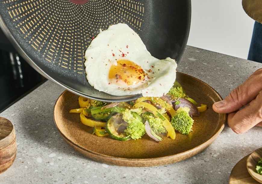 Pánev Tefal Extreme G7630604, 28 cm nerez Na pánvičce Tefal se připravuje chutná snídaně s vajíčkem.