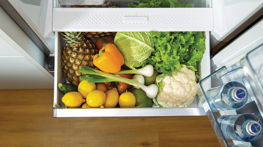 otevřený šuplík crispzone lednice Gorenje NRK620BA2XL4 plný potravin