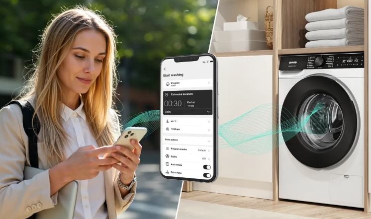 Pračka Gorenje G400 WS484A UltraClean bílá žena ovládá pračku přes svuj mobilni telefon a aplikaci ConnectLife. Na pračce v pozadí jsou naskladane složené ručníky.