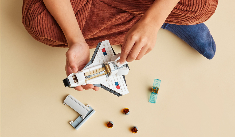 Stavebnice LEGO® Creator 3 v 1 31134 Raketoplán Kompaktní raketoplán měří 6 × 12 × 16 cm, takže si děti mohou vesmírné dobrodružství vzít na cesty.