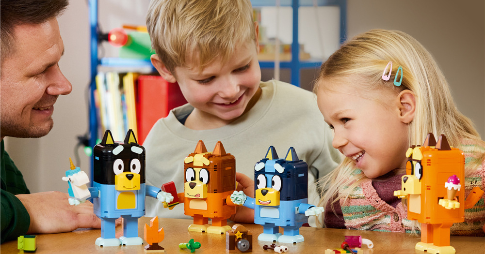 Stavebnice LEGO® Bluey 11217 Bluey a její rodinka z kostek Výměnné oči, čumáčky a obočí spolu s pohyblivými částmi umožňují měnit výrazy, nálady i pózy postav.