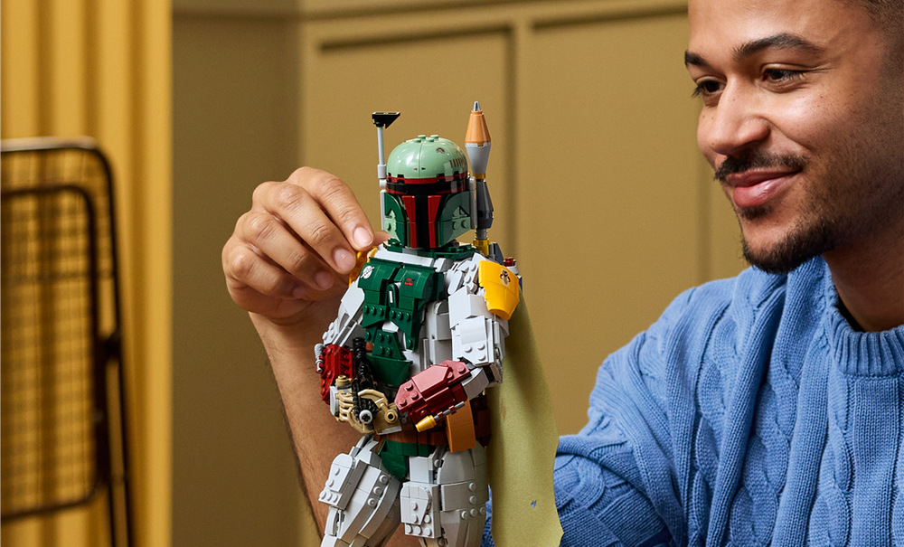 Stavebnice LEGO® Star Wars™ 75455 Pohyblivá hlava, paže a ruce umožňují lovce odměn nastavit do bojové pózy na podstavci s motivem Tatooine.