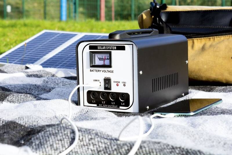 Nabíjecí stanice Technaxx TX-200, 18W s LED žárovkami černá