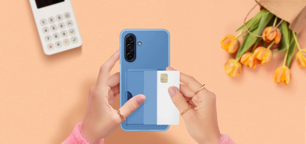 Kryt na mobil Samsung Card Slot na Samsung Galaxy A17/A175G - modrý - ruce vkládající kartu do přihrádky na krytu telefonu