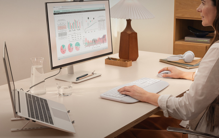 Klávesnice s myší Logitech Signature Comfort Plus MK880, US layout grafitová Boční pohled na světlou myš Logitech Signature ze setu MK880 Comfort Plus s důrazem na ekologické balení