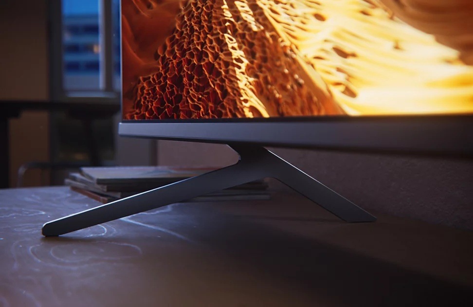Televize Philips 55PQS7801 Detail spodní části obrazovky a kovových nožiček televizoru