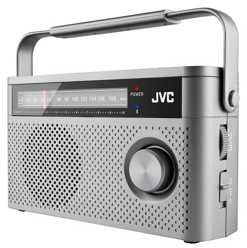 Šedé rádio JVC RA-E315G s analogovým laděním a stříbrným otočným knoflíkem. Na přední straně je přehledná stupnice FM frekvencí, logo JVC a LED indikátor napájení i Bluetooth. Horní část doplňuje stříbrno-černé madlo