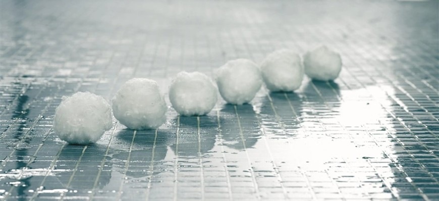 Filtrační kuličky Marimex Balls 700 položené u bazénu