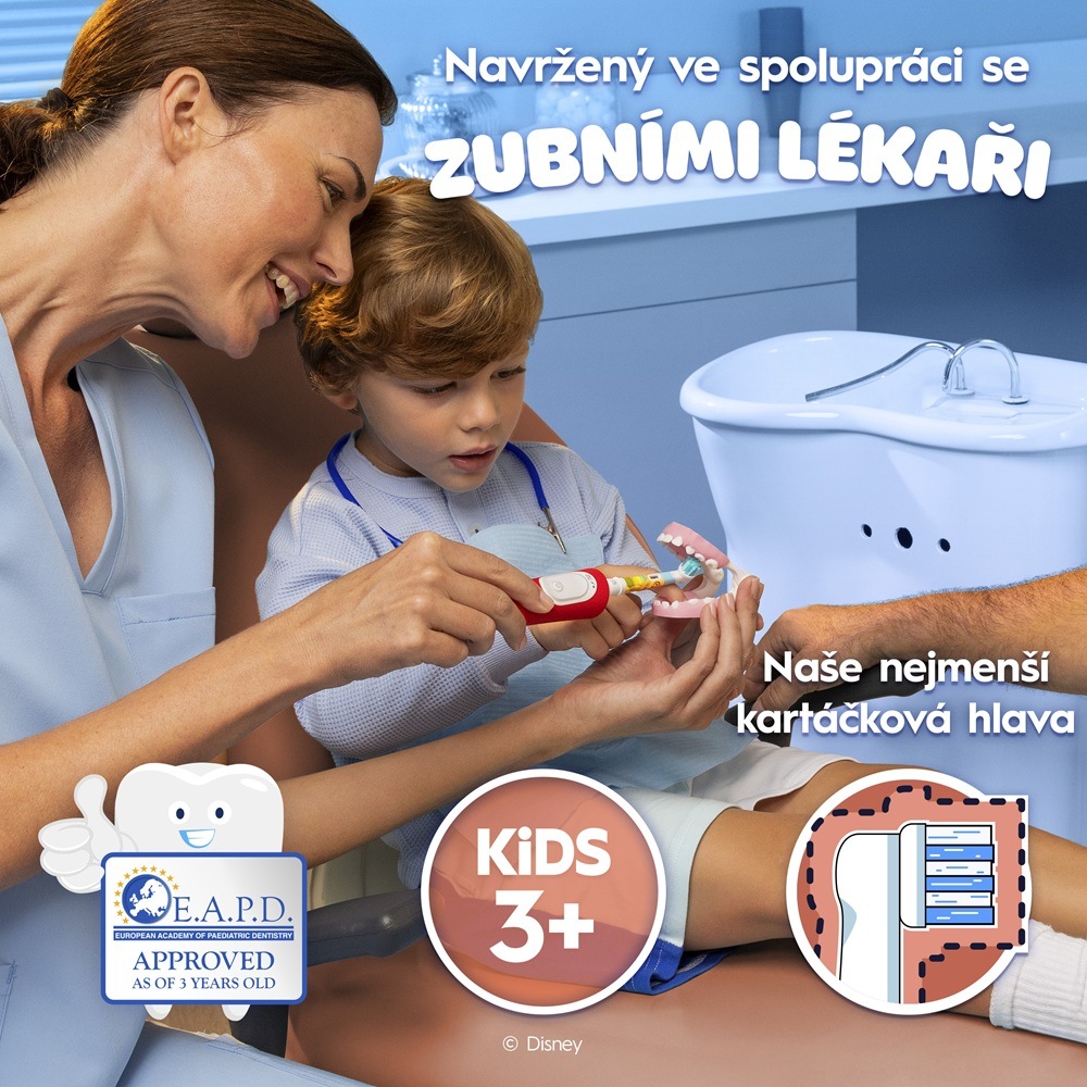 Zubní kartáček Oral-B PRO 3 Kids Lion King Zubní lékařka ukazuje dítěti, jak si správně čistit zoubky zubním kartáčkem Oral-B Pro Kids Lion King