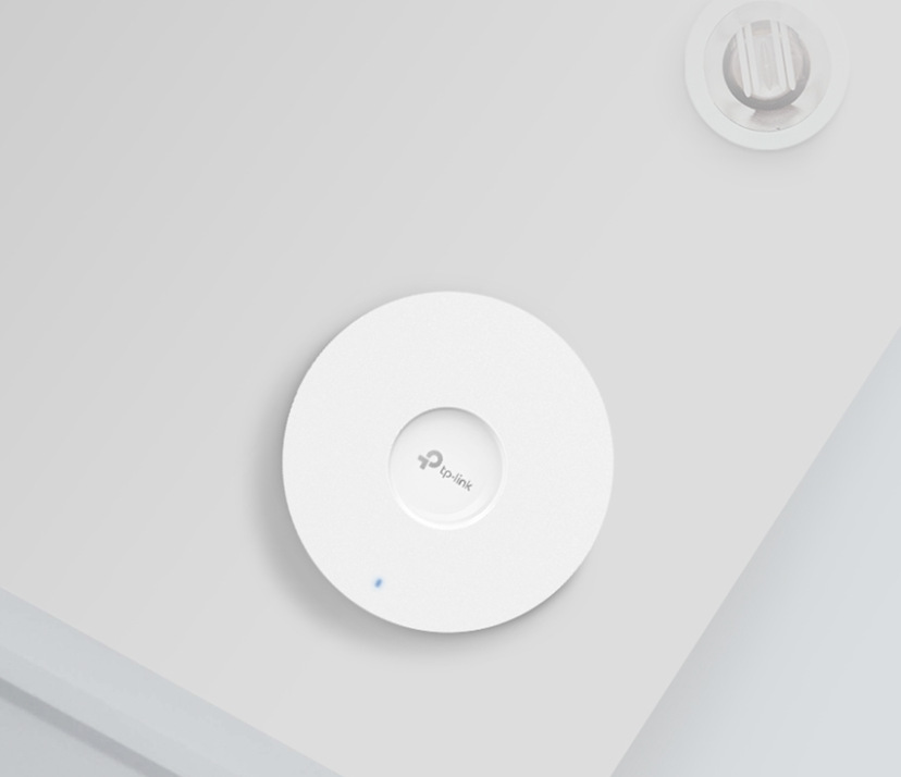 Přístupový bod TP-Link Omada EAP650 upevněný na stropě v interiéru