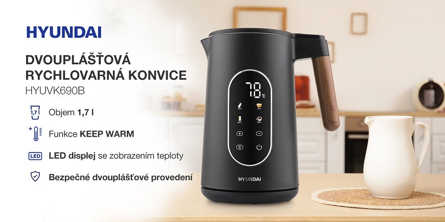 Rychlovarná konvice Hyundai VK690B černá Černá dvouplášťová rychlovarná konvice Hyundai HYUVK690W s LED displejem zobrazujícím teplotu, objem 1,7 l, funkce Keep Warm, na dřevěné kuchyňské lince vedle bílé konvičky na mléko