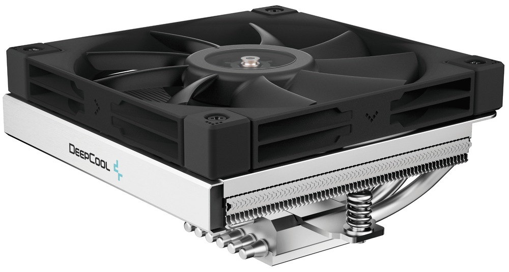 Chladič CPU DeepCool AN600 low profile černý Na obrázku je chladič CPU DeepCool AN600 (low profile) z šikmého bočního pohledu. Nahoře je plochý černý ventilátor ve čtvercovém rámu, který leží vodorovně. Pod ním je nízký blok kovových žeber a na boku je vidět stříbrný kryt s nápisem DeepCool. Dole uprostřed je kontaktní základna pro procesor a vedle ní pružinový šroub pro přitlačení. Ze strany jsou částečně vidět stříbrné trubičky (heatpipe) – celkem jich je šest.