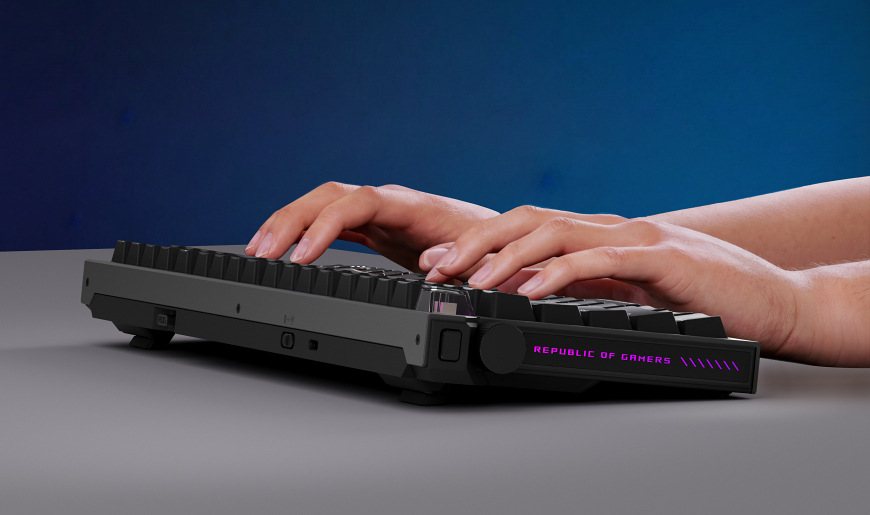 Psaní na klávesnici Asus ROG Strix Morph 96 WL z bočního pohledu