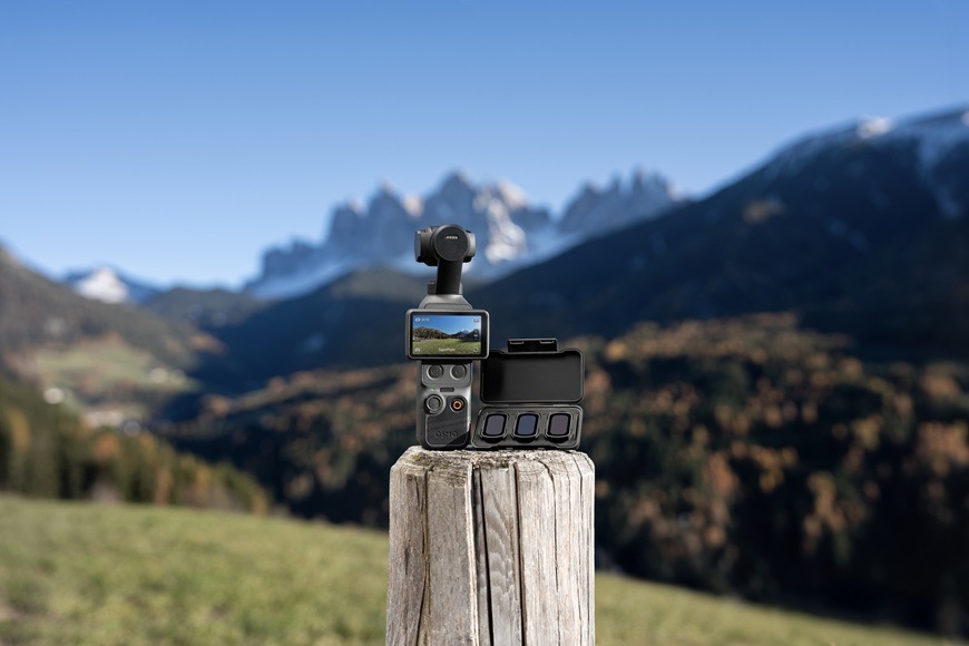 Outdoorová kamera DJI Osmo Pocket 4 Standard Combo černá Detail obrázku kamery umístěné na sloupu.