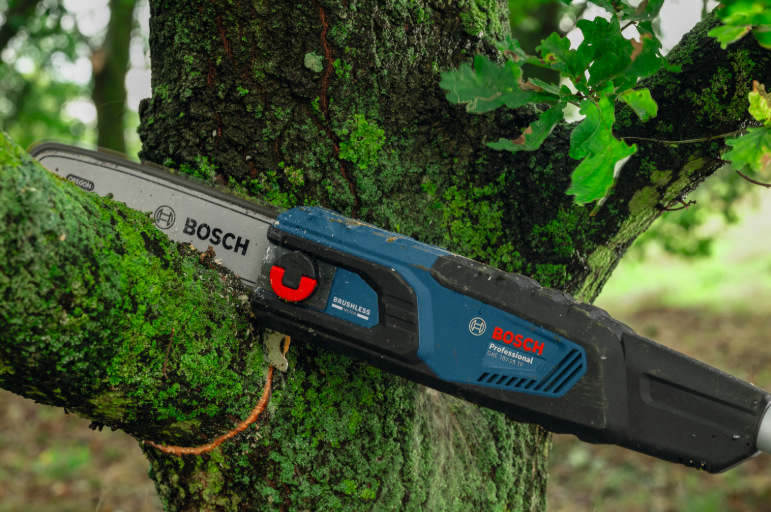 Detail řezání větve pilou Bosch Professional GKE 18V-25 TP při práci v terénu