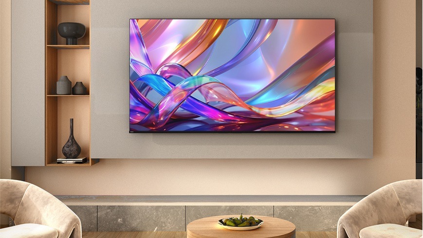 Televize Hisense 50E7S zapnutá televize Hisense 50E7S visí na stěně v obýváku