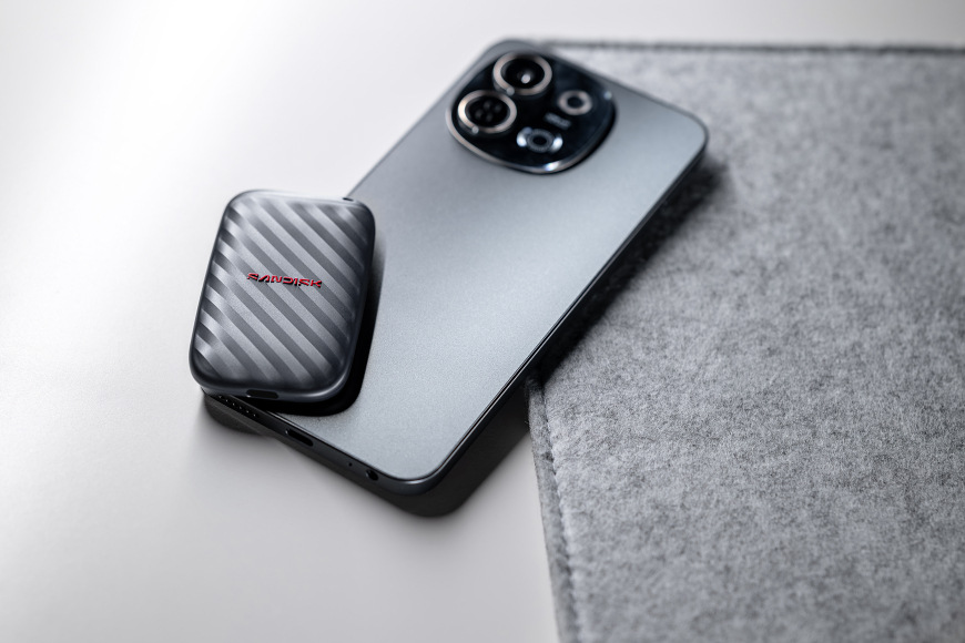 Disk položený na smartphonu vedle pouzdra