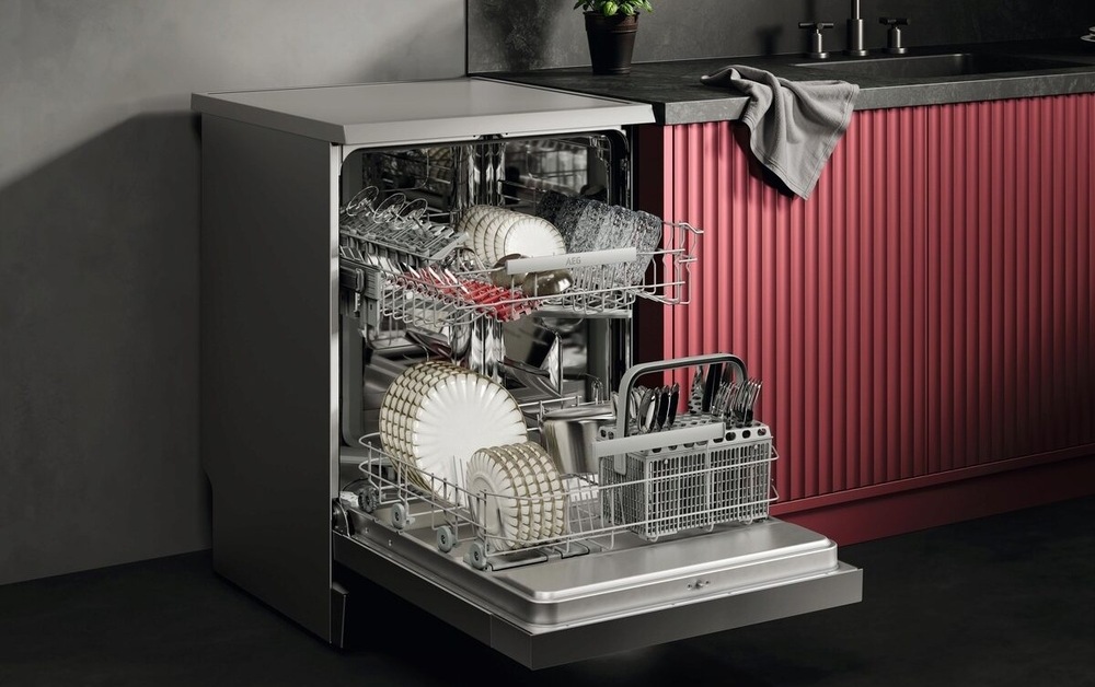 Otevřená myčka AEG GF6100C2SNM série 6000 SmartSelect plná nádobí. Myčka je umístěna vedle kuchyňské linky.