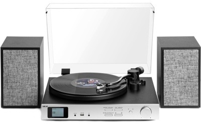 Gramofon AKAI ATT-500SP černý/stříbrný Gramofonová souprava Akai s otevřeným krytem a dvojicí externích reproduktorů.