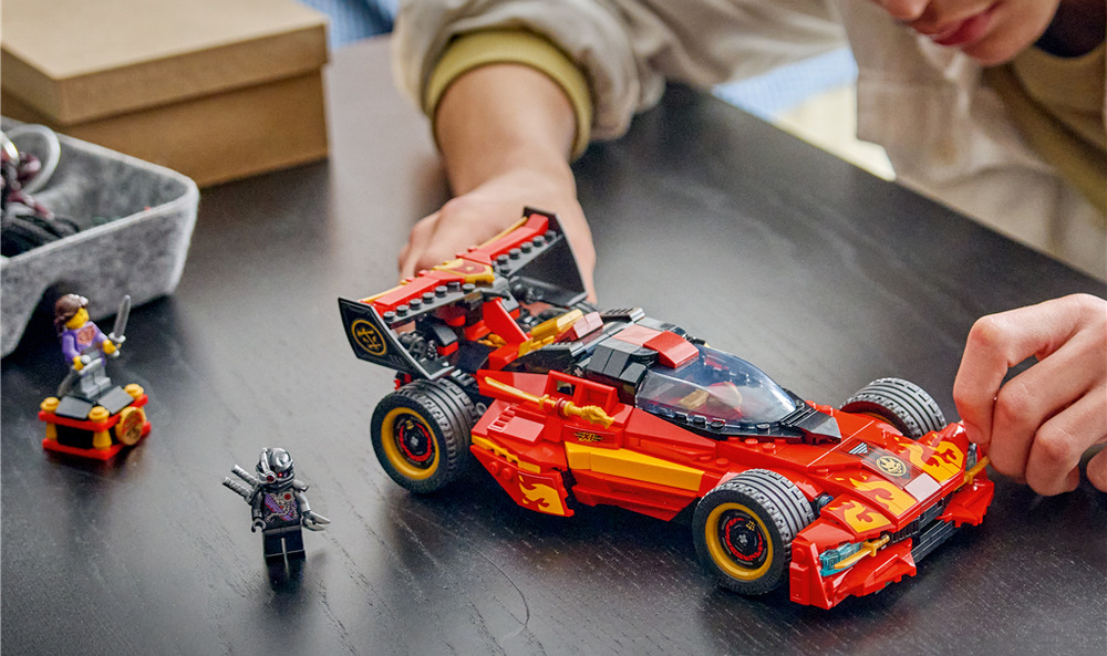 Výroční stavebnice LEGO NINJAGO přináší novou podobu ikonického Kaiova červeného bouráku, který vychází z původní stavebnice LEGO 70727 a potěší fanoušky akčních vozidel.