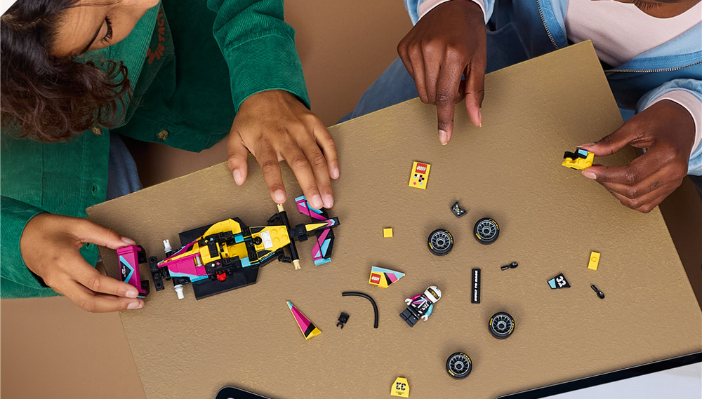 Stavebnice LEGO® Speed Champions 77258 Závodní auto F1 ACADEMY™ Model z 287 dílků měří 15 cm a můžete ho využít při hraní nebo vystavit společně s dalšími závodními vozy.