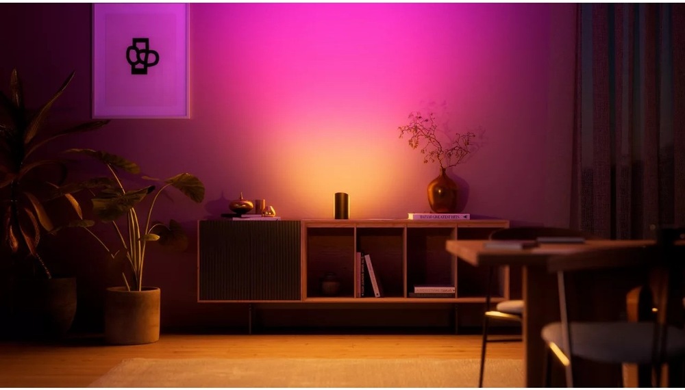  Atmosféra obývacího pokoje s nasvícením prostoru pomocí lampičky Philips Hue Wall washer
