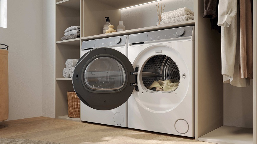 otevřená sušička haier HD80-A367U1-S s prádlem uvnitř, která se nachází v prádelně vedle pračky