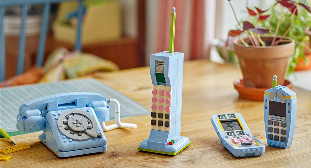 Stavebnice LEGO® Creator 3 v 1 31174 Retro telefon Tři možnosti sestavení umožňují model opakovaně přestavovat a pokaždé objevit jinou podobu retro telefonu.