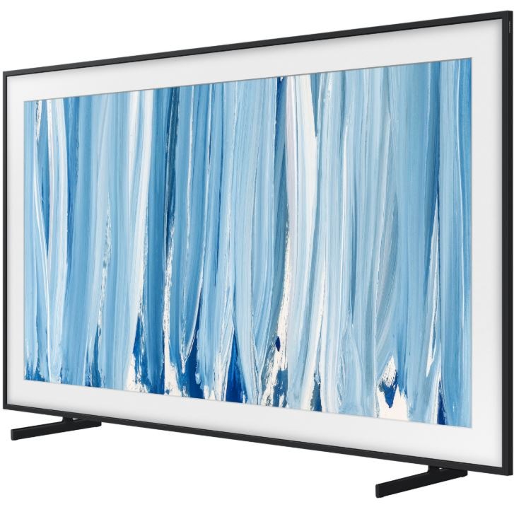 televize Samsung The Frame Pro QE85LS03HW usazena ve vyškově nastavitelném stojanu. Na televizi je promítnutý modrá abstraktní kresba