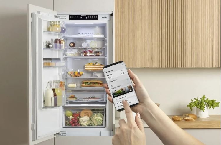 otevřená lednice gorenje a ruka s telefonem a pustenou aplikaci ConnectLife.