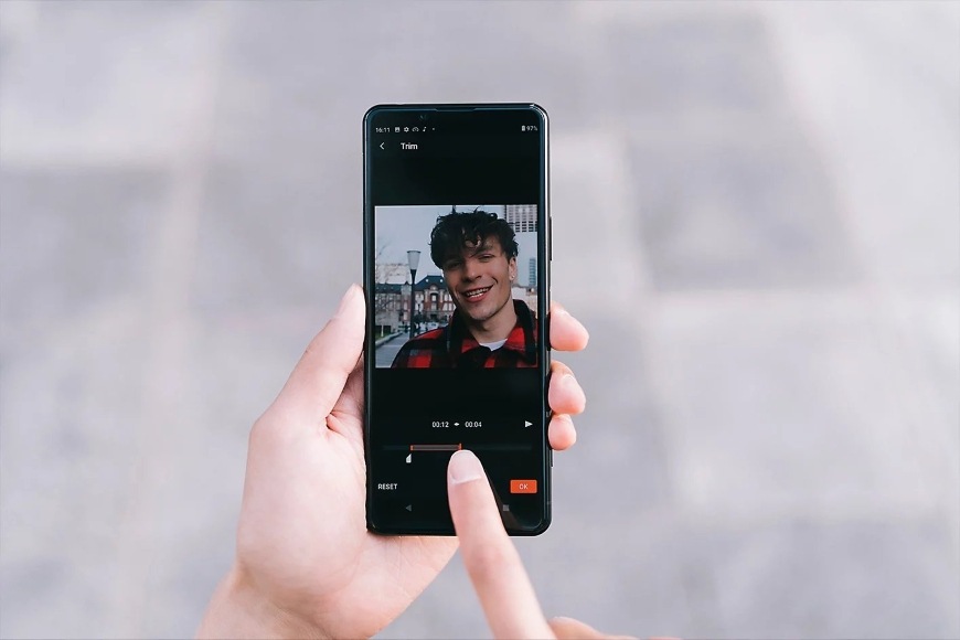 Detail smartphonu se zapnutým editorem videí pořízených kompaktem Sony ZV-E10