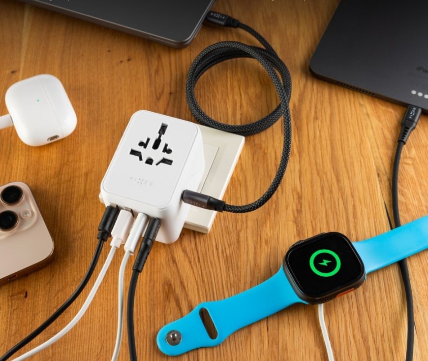 Cestovní adaptér FIXED Voyager, 70W pro EU, UK a USA/AUS, 3xUSB-C a 2xUSB, GaN bílý Cestovní adaptér FIXED Voyager nabíjí notebook, telefon, tablet, sluchátka