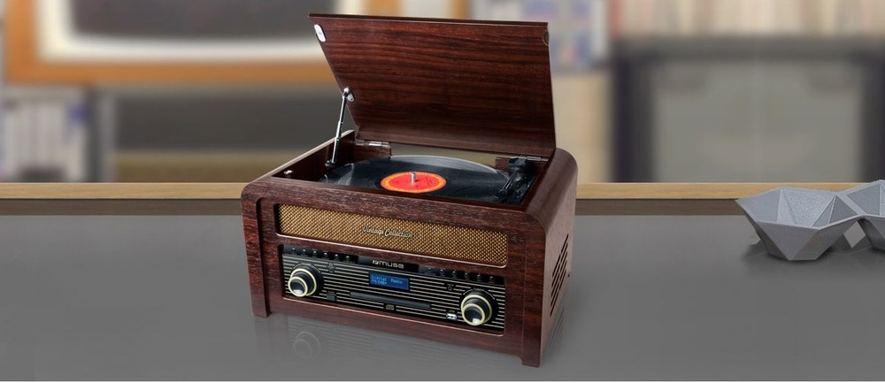 Gramofon MUSE MT-115DAB Detail čelního panelu gramofonu Muse s vysunutým diskem z CD mechaniky a modrým LCD displejem