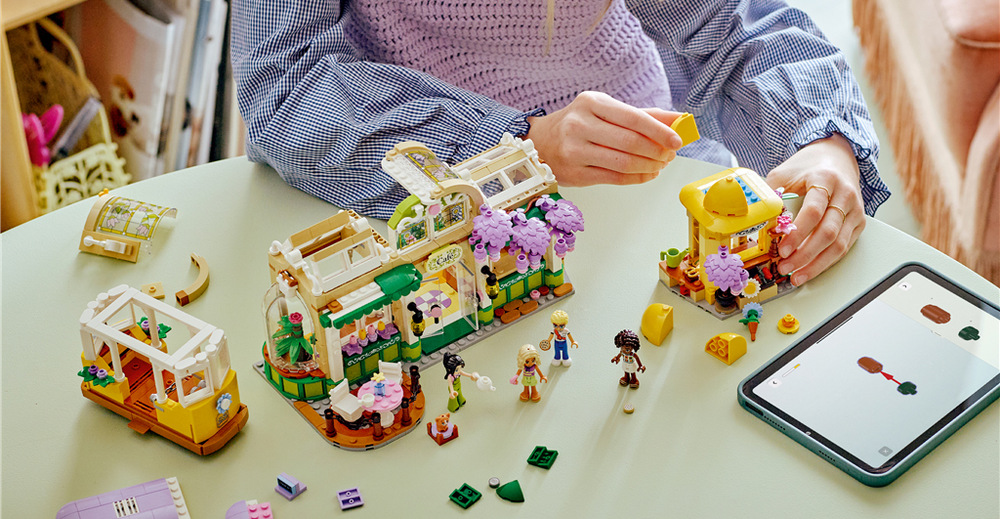 Stavebnice LEGO® Friends 42671 Kavárna plná rostlin a květinářství Květinářství nabízí dětem prostor pro aranžování kytic, péči o rostliny a vymýšlení vlastních příběhů.