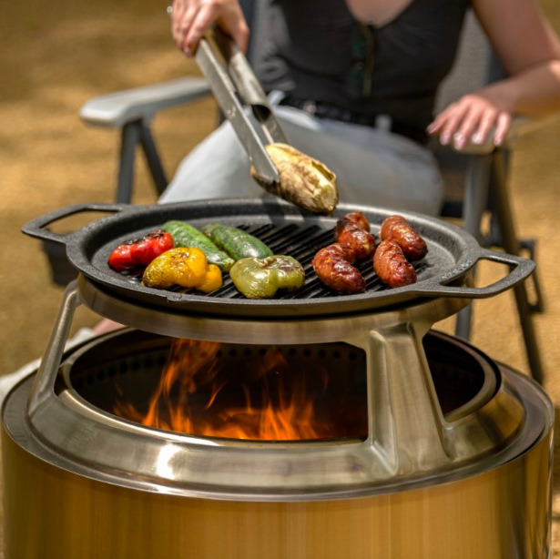 Grilovací rošt Solo Stove Yukon 27” Grilování klobás a zeleniny na litinovém roštu Solo Stove Yukon 27 nad ohněm v ohništi
