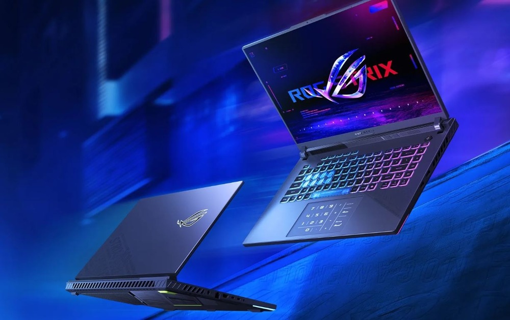 Dva laptopy ASUS ROG Strix G16 s RGB podsvícením zvýrazňujícím herní vzhled